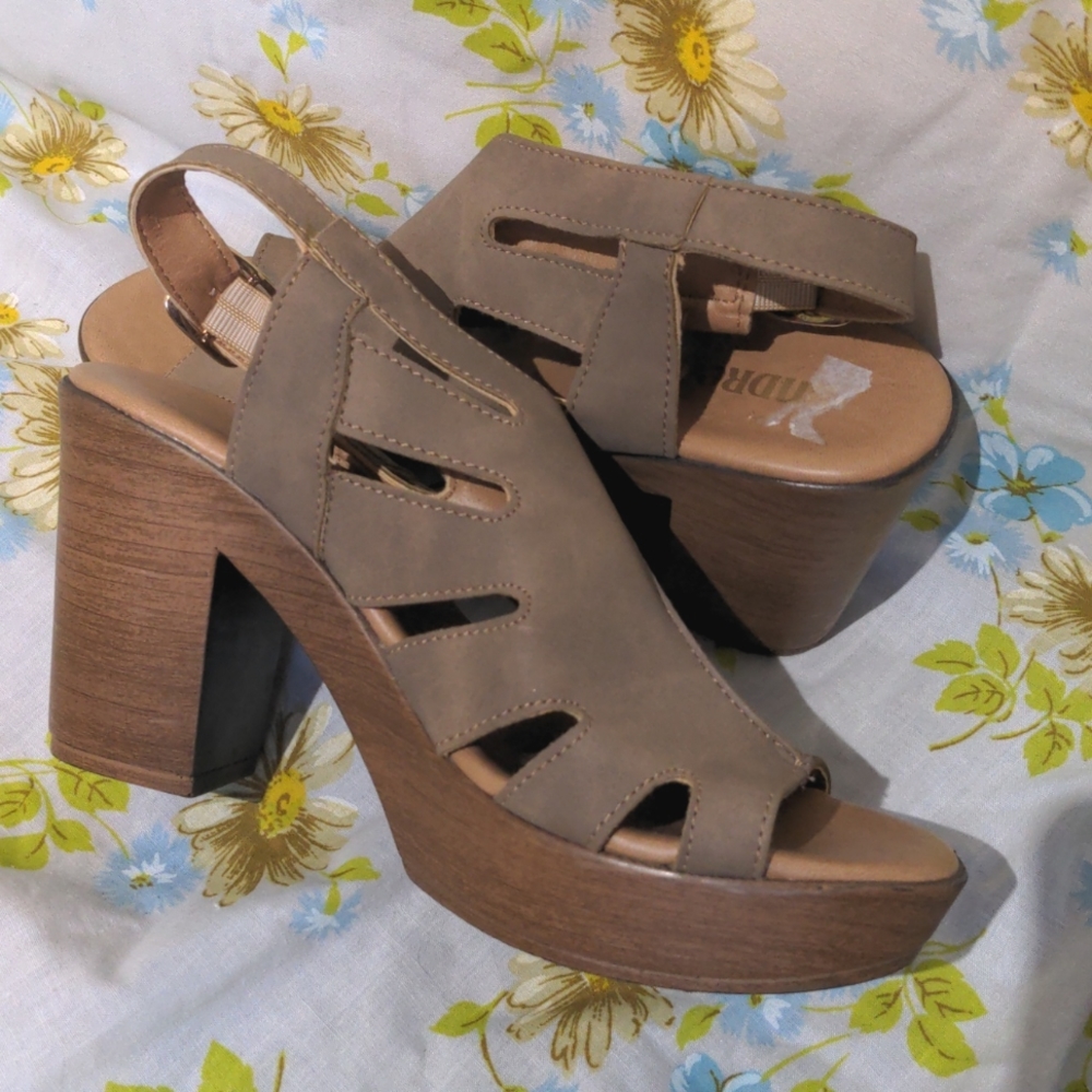 Andrea Platform Sandals